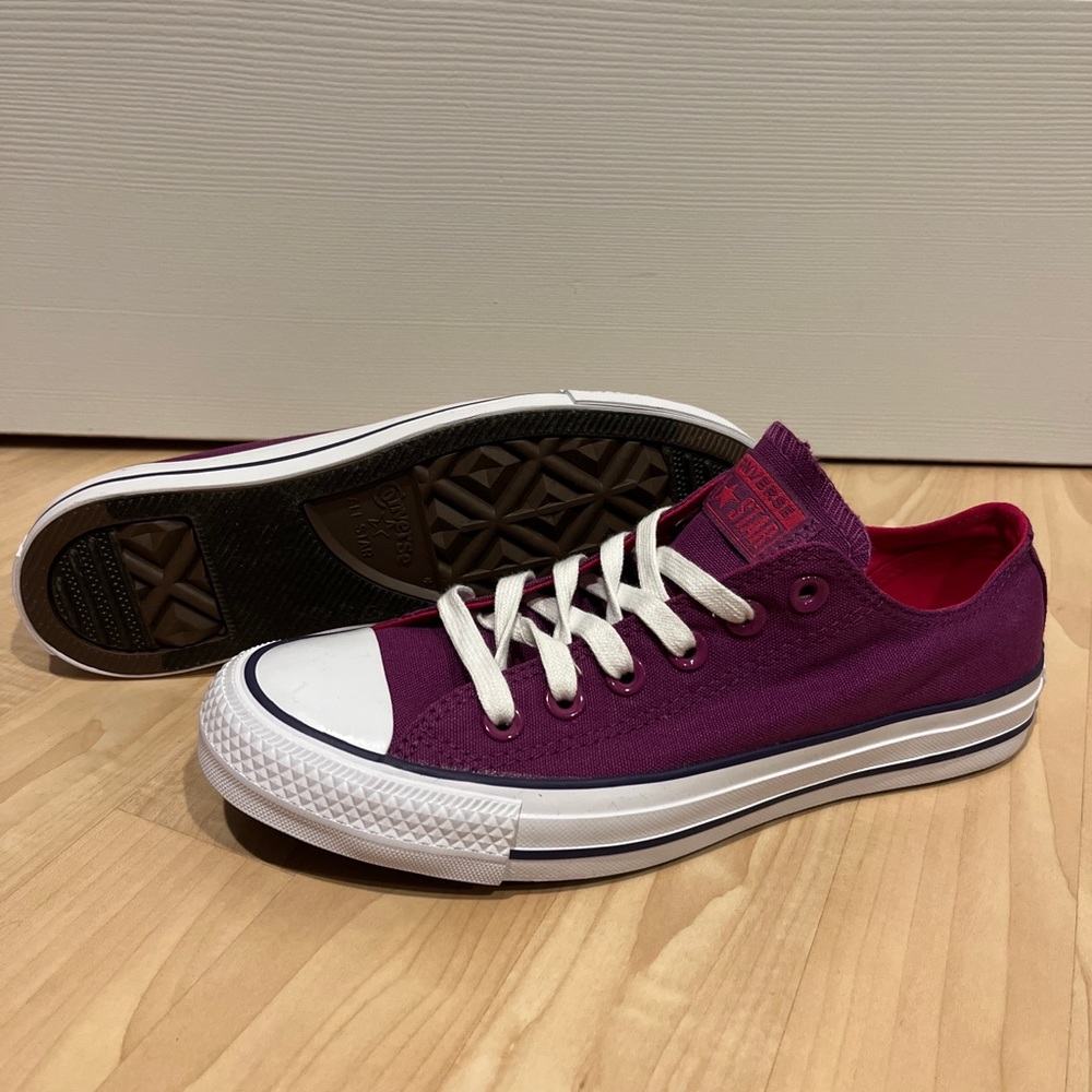 New Womens size 7.5 converse shoes